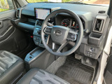 運転席まわりは視界が広く、メーターや画面を確認しやすい配置です。シートには柄があしらわれ、足元にもゆとりを感じられるため、毎日の移動も快適に過ごせそうです。