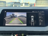 後方カメラの映像に加え、車両周辺の状況を画面で確認できる表示を備えています。駐車時の距離感をつかみやすく、車庫入れや狭い場所での切り返しをサポートします。