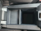 肘置きを兼ねた、深さがあり手荷物をすっきりと収容できる空間です。車内の美観をスマートに保つのに重宝します。