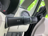 表示されたマークを目で確認しやすく、必要な操作を運転席から手元で行える配置です。周辺のスイッチ類と見分けやすく、日常の運転を支える装備です。