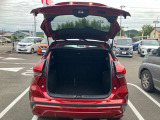 バックドアは大きく開きます。定員乗車時でも十分広いラゲッジスペースを確保しています