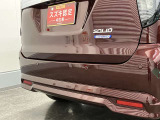 【後退時ブレーキサポート】リヤバンパーに4つの超音波センサーを内蔵し、車両後方にある障害物を検知。透明なガラスなども検知でき、コンビニの駐車場などでの衝突回避をサポートします。
