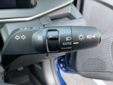 オートライトとは、自動車に装着された自動点灯式ライトのことです。周囲が暗くなるとライトが自動で点灯し、明るくなると自動で消灯する機能を持っています。
