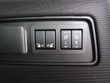 トランク内部のボタン。荷室側から電動で折りたたむ・引き起こすためのスイッチです。3列目スイッチでは折りたたみ引き起こし両方を電動で行うことができます。2列目は折りたたみを電動で行えます。