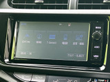目的地や情報、電話、設定などを選べるメニュー画面を備えています。画面上の項目と周囲のボタンから機能を確認しやすく、車内での操作をスムーズに行えます。
