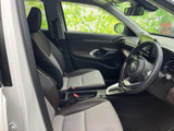 明るい色合いの座面と落ち着いた色のサイド部分を組み合わせた室内。運転席と助手席に座った際の視界や、ドアまわりを含む空間の様子を、来店時にゆっくりご確認ください。