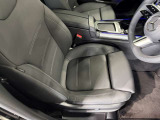 メルセデスのシートは、少し硬めに出来ておりますので、長時間の運転でも疲れにくく、安全にドライビングをお楽しみ頂けます