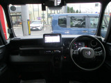 インパネ周りのお写真です。視界が広く、運転もしやすくなっております。