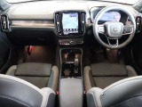 コンパクトなXC40でも上級車種と同様に、縦長式の大型タッチパネルを主体としたインテリア スマートフォン感覚でナビゲーションやオーディオなどを操作できます