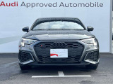 シングルフレームグリルはAudiの象徴的なデザイン要素であり、一目でAudiとわかるスタイル、大きくて迫力のある形状が車のスポーティな印象を強調しており、魅力的なデザインとなっています。
