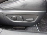 細やかな位置調整が可能な運転席電動シート。腰を支えるランバーサポートや、2名分のポジションを記憶できるシートメモリー機能も装備。マツダがこだわる「人馬一体」の快適なドライブをサポートします。