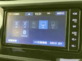 音源選択画面からTVを選べる構成で、停車中に映像やテレビを視聴したい場面にも活用できます。複数の音源項目が並び、目的に合わせて選びやすい画面です。