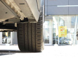 【右前タイヤ状態】 タイヤにつきましては車検対応状態に満たない場合、弊社にて交換して納車させていただきますのでご安心下さい。