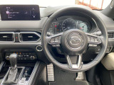 【運転席インテリアデザイン】左右対称のインテリアデザインでドライバーを包み込み運転に集中できるように設計されています。