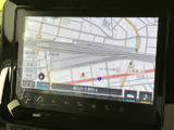現在地周辺の道路や施設が地図上に表示され、周囲の位置関係を把握しやすい画面です。地名や道路の案内も確認でき、目的地までの移動をサポートします。