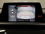 パノラミックビューモニターを装備。駐車場や交差点でクルマを真上から見るように周囲を確認できます。機能の詳細は販売店スタッフまでおたずねください。