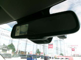 ルームミラーでもアラウンドビューモニター。空の上から見下ろすような視点でスムース駐車。