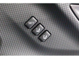 運転席のシートポジションを2か所記憶させることがシートメモリー機能が付いております。ボタンを押すと設定したシートポジションに自動で動きます♪