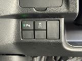 パーキングセンサーや横滑りを防ぐVSA等のスイッチ類は運転席の右側、手の届きやすい位置にあります。