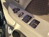 オート電動格納ドアミラーを装備。ドアロックと連動して開閉でき、駐車時の利便性向上や格納忘れ防止に役立ちます。