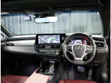 デザインもよく、居心地のよい運転席ですね。分かりやすいスイッチ類ですから操作もしやすく運転をサポートします。