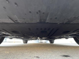 気になる中古車の下廻り。もちろん、納車時には整備スタッフによる点検を実施致しますので安心してご購入いただけます。