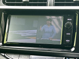 テレビ映像を表示できる画面を備えており、停車中のひと休みに番組を視聴できます。画面と周辺ボタンで操作内容を確認しやすく、車内での時間を過ごす際に便利です。