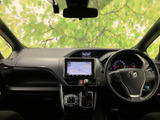 運転席から前方を見渡しやすい視界が広がり、メーターや画面も目に入りやすい配置です。落ち着いた色合いのシートとすっきりした室内で、毎日の移動も心地よくお過ごしいただけます。