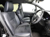ゆったり室内で運転もしやすいです♪使い勝手の良い配置も考えられています!!