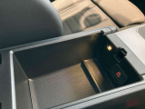 アームレストを上げると収納スペースとUSB電源があります。USBメモリ等を接続すると、車両側で音楽データを再生することができます。※非対応のものも有