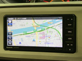 地図が画面いっぱいに表示され、道路や周辺の地名を確認しやすい見やすさです。画面脇には目的別の操作ボタンがまとまり、必要な機能を選びやすい配置となっています。