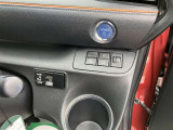「中古車ハイブリッド保証」付き。ハイブリッド機構を無償で保証します。保証期間は、初度登録年月から10年目まで、またはロングラン保証が終わってから3年間。ただし累計走行距離が20万km以内です。