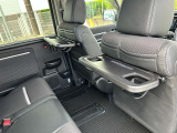 シートバックテーブル(運転席/助手席) 休憩時、軽食を取る時に便利ですね