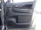 ◇運転席扉 内側部分になります◇【パワーウィンドウ】窓の開け閉め楽々!少し換気したいな〜なんて時にササッと操作できますね♪