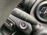 レバーにはワイパー関連のマークや設定表示がまとまり、必要な項目を見分けやすくなっています。運転席から手を伸ばしやすい位置にあり、天候の変化にも対応しやすい装備です。