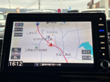 現在地を中心に周辺の道路や施設が表示され、地図を見ながら目的地までの道順を確認できます。画面上の案内を活用でき、初めての場所へ向かう際にも便利です。