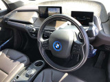 BMW 伝統のコックピットはドライバー志向で設計され、人間工学を駆使し、細部に到るまで設計されたコックピットを実現しました。