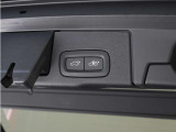 テールゲートには、スイッチ一つで開閉可能な電動開閉機能を採用。ダッシュボードとテールゲートに設置されたボタンを押すだけで自動的に開閉します。