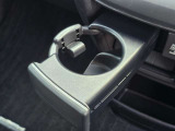 スライド式ドリンクホルダー&トレイ付き。使い勝手に配慮された実用的な設計です。