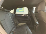 身長の高い方でも後席で安心して過ごしていただける、余裕のある室内空間です。