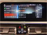 【ⅰドライブナビゲーション】文字情報も鮮明に表示する高解像度カラーディスプレイを採用。視認性に優れた地図デザインと特徴的な建造物を目印にした描写表示で現在位置を把握できます。地図データの更新も可能です