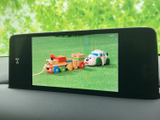 画面に映像を表示でき、停車中にテレビ番組や映像を楽しめます。車内で待ち時間を過ごす際にも活用しやすく、画面が大きく見やすいのも魅力です。
