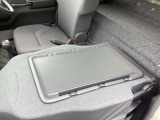 助手席シートを前に倒してテーブル代わりに使えます。