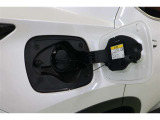普通充電システムです。充電ポートは車両右に設定。充電リッドを指で容易に開けられるプッシュオープンの開閉方式や、普通充電インレットを照らす照明を採用するなど、使い勝手の良さにも配慮されています。
