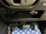【運転席アンダートレー】タオル等置くのに便利