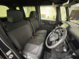 運転席は大きな座面と包み込むような背もたれが身体全体を支えます。上質なシートを採用し長時間の運転やコーナーの多い道も快適です。座ったときの頭上スペースも余裕たっぷりでロングドライブも楽チンです♪