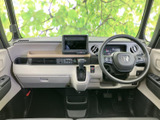 前席まわりは視界が広く、運転席から前方や周囲を確認しやすいレイアウトです。明るい色合いの内装が車内をすっきり見せ、座席まわりもゆとりを感じられる空間に仕上がっています。ぜひご確認ください。