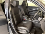 女性でも運転がしやすいように、シートの高さ調整機能(シートリフター)がついています。広い足元にゆったり座れるシートには肘掛も装備しており長距離の運転でも疲れにくいシートです。
