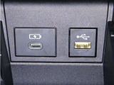 USB端子と充電用USB端子を装備しております。