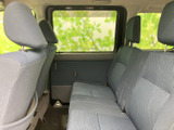 後席は横に広がる座面と複数のヘッドレストを備え、同乗者がくつろぎやすい空間です。大きな窓から外の様子も見渡せて、移動中も開放感があります。